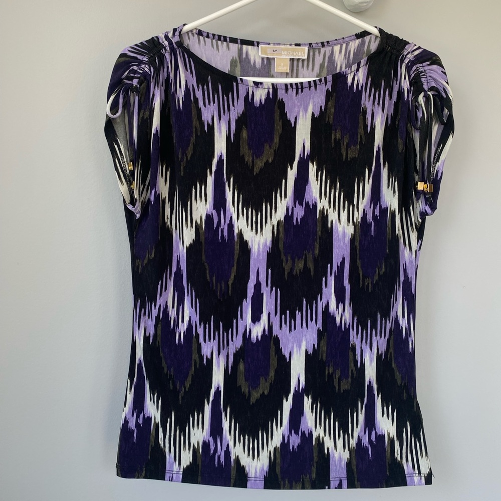 Michael Kors top. Fitted with rushing at the shoulders.